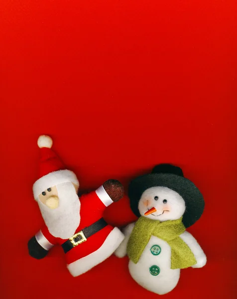 Santa Claus y muñeco de nieve en el fondo rojo de Navidad —  Fotos de Stock
