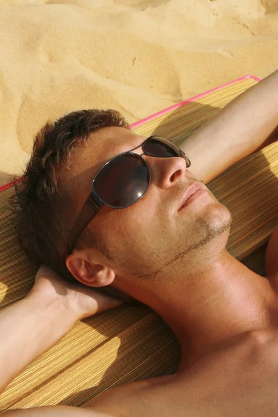 Άνθρωπος ηλιοθεραπεία στην παραλία — Φωτογραφία Αρχείου
