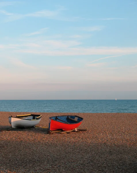 2 barcos na praia de pedra — Fotografia de Stock