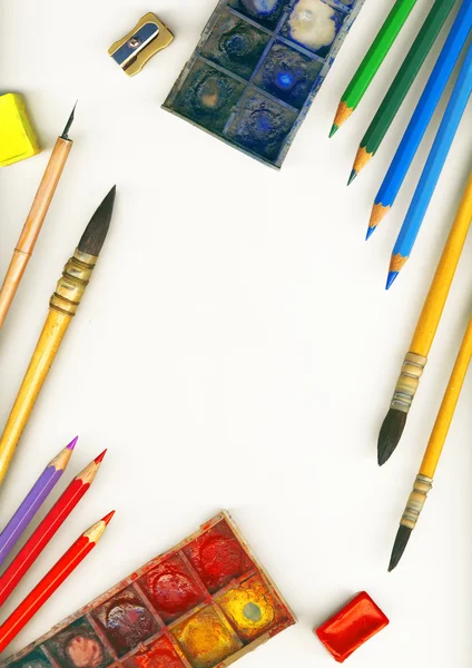 Рамка з професійних інструментів для малювання, ізольована на білому — стокове фото