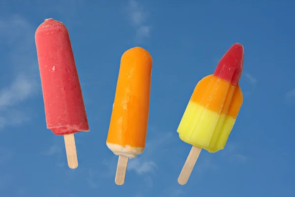 アイス キャンデーかアイスクリーム青空に対してポップアップ表示されます。 — ストック写真