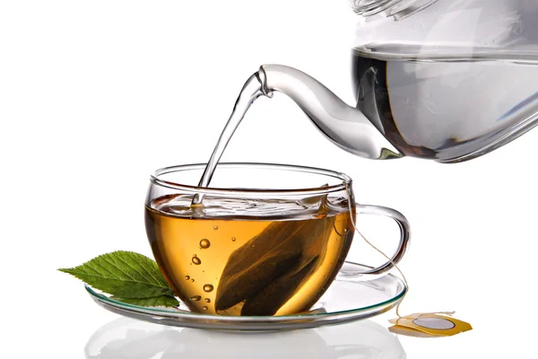 Acqua versata in tazza di tè — Foto Stock