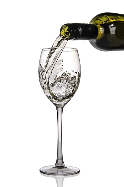 Weißwein ins Glas gegossen — Stockfoto