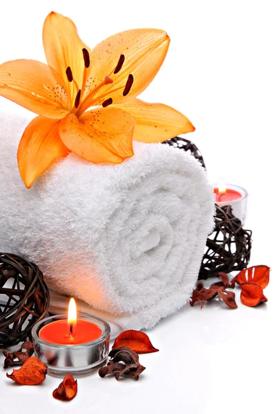 Borda de spa com toalha e flor de lírio laranja — Fotografia de Stock