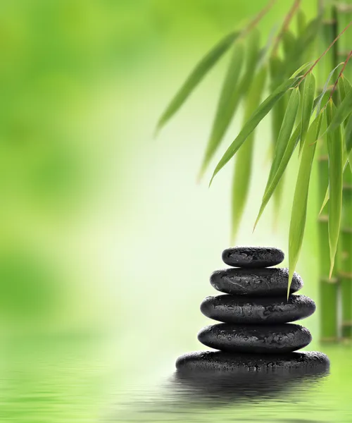 Sakin zen tasarım yığılmış taşlar ve bambu — Stok fotoğraf