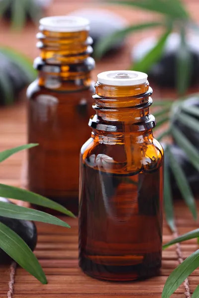 Aromaterapia, frascos de aceite esencial Fotos De Stock