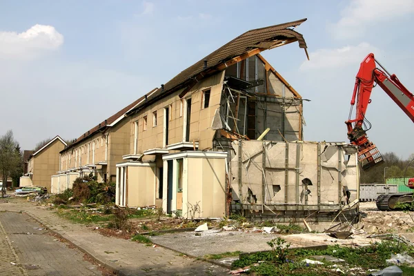 Demolished house with excavator — Stock Photo, Image