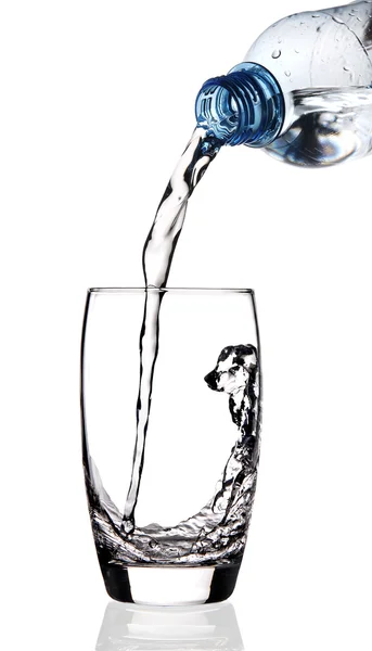 Вода выливается в стекло — стоковое фото