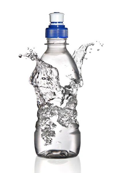 Вода бризкає навколо пляшки — стокове фото
