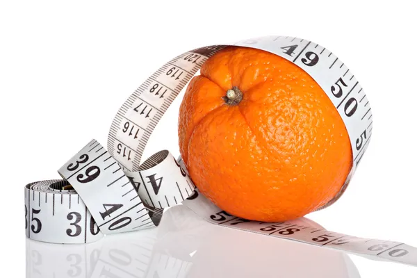 Pojęcie diety, pomarańczowy z taśma miernicza — Zdjęcie stockowe