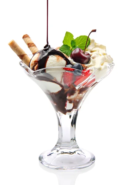 Crème glacée dans un bol en verre avec sauce au chocolat et cerise — Photo