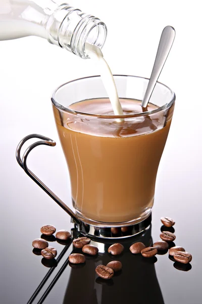 커피에 넣는 우유 스톡 사진