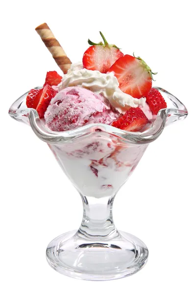 Helado con fresas y crema batida Imagen de archivo