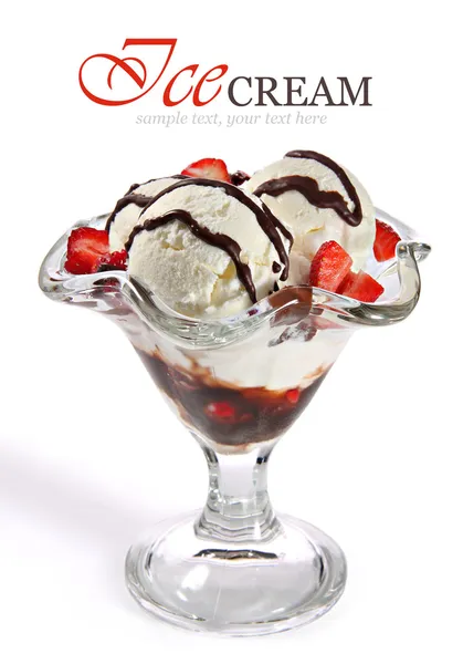 Vanille-ijs met aardbeien en chocolade saus — Stockfoto
