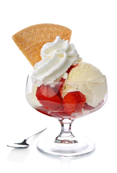 Vanille-ijs met aardbeien en slagroom — Stockfoto