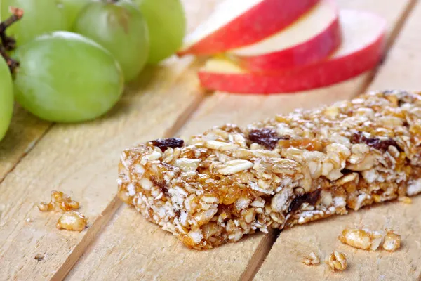 Concepto de alimentación saludable con barra de cereales —  Fotos de Stock