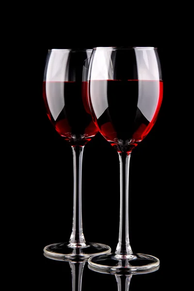 Dwa kieliszki czerwonego wina. — Zdjęcie stockowe