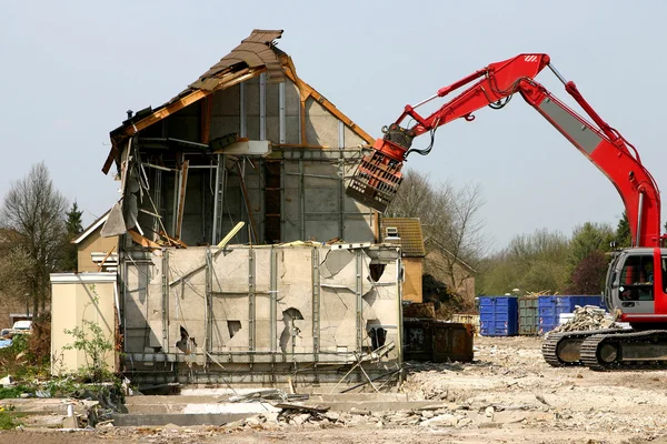 Escavadeira demolir um edifício — Fotografia de Stock