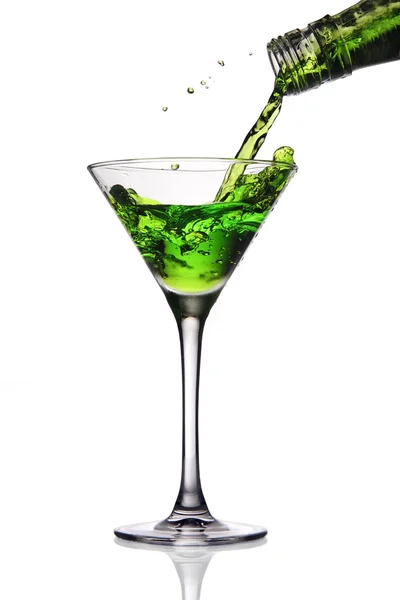 Cocktail versato nel bicchiere — Foto Stock