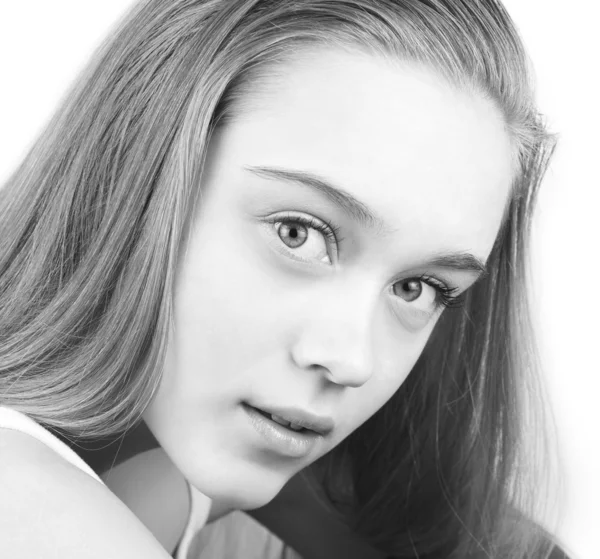Svart och vitt porträtt av vacker ung kvinna — Stockfoto
