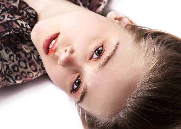 Smyslná dívka pózuje vleže na podlaze — Stock fotografie