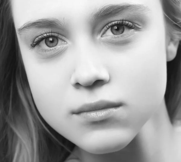 Svart och vitt porträtt av vacker ung kvinna — Stockfoto