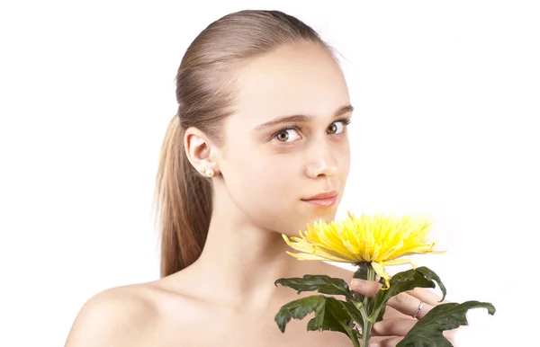 Mooi meisje met een bloem — Stockfoto