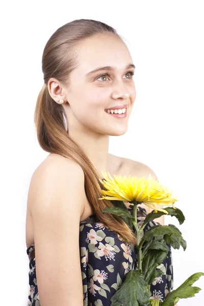 Mooi meisje met een bloem geïsoleerd — Stockfoto
