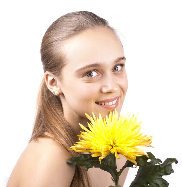 Jonge gelukkig mooi meisje met een bloem geïsoleerd — Stockfoto
