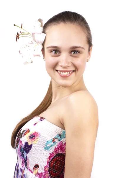 Молодая счастливая красивая девушка с цветком изолированы — стоковое фото