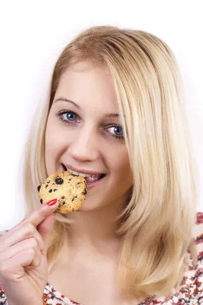 Mujer joven comiendo galleta —  Fotos de Stock