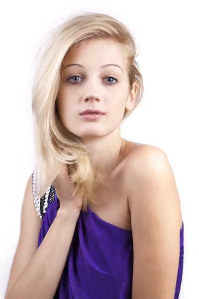 Portret van schattige blonde vrouw in een paarse jurk geïsoleerd — Stockfoto