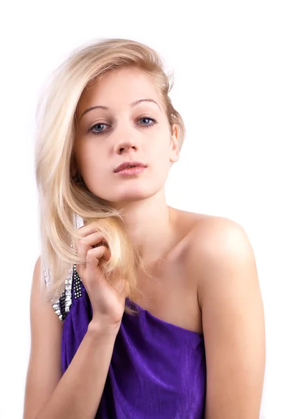 Porträt einer sinnlichen blonden Frau im lila Kleid — Stockfoto