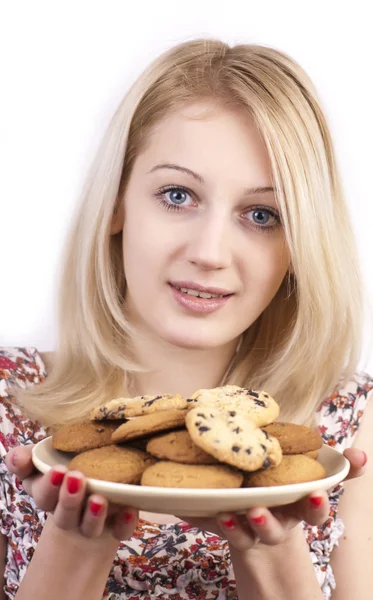 Молодая женщина с тарелкой печенья — стоковое фото