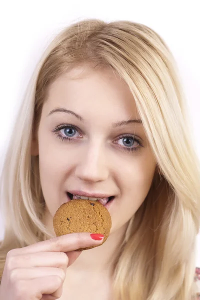 年轻女子吃饼干 — 图库照片