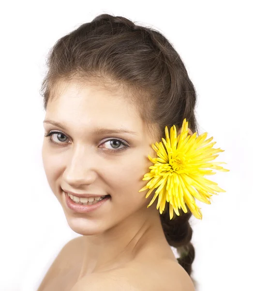 Portret van jonge aantrekkelijke vrouw met gele bloem geïsoleerd — Stockfoto