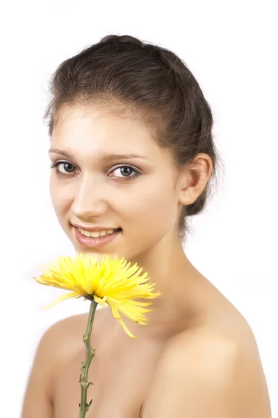 Portret van jonge leuke vrouw met gele bloem geïsoleerd — Stockfoto