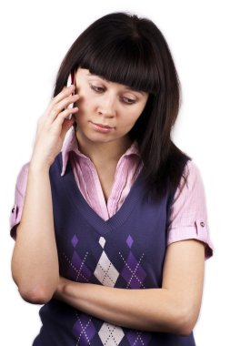 Mobil telefonda konuşurken üzgün genç kadın