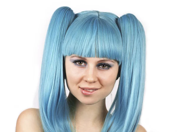 Jeune femme charmante aux cheveux bleus — Photo