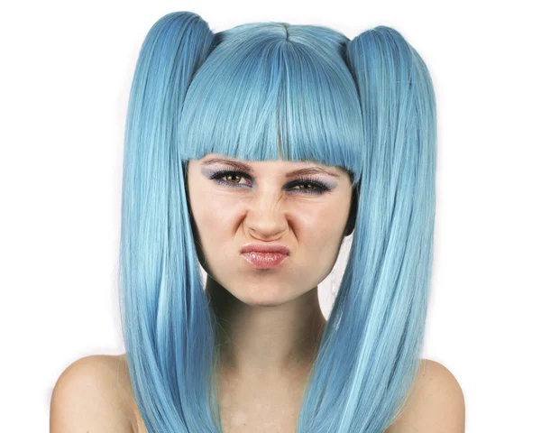 Jeune femme grimacante aux cheveux bleus — Photo