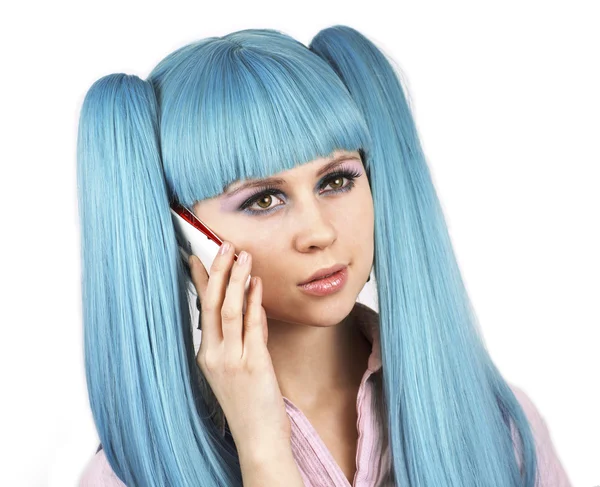 Mobil telefonda konuşurken mavi saçlı güzel kadın — Stok fotoğraf