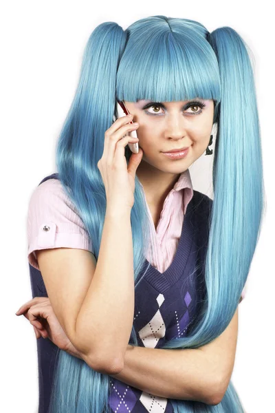 Kaunis nainen sinisillä hiuksilla puhuu matkapuhelimella — kuvapankkivalokuva