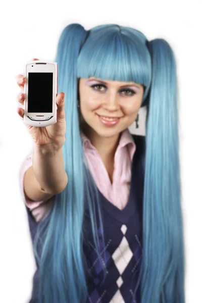 Young woman with blue hair showing mobile phone — Stok fotoğraf