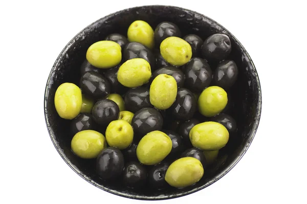 Olives vertes et noires dans un bol isolé sur blanc — Photo