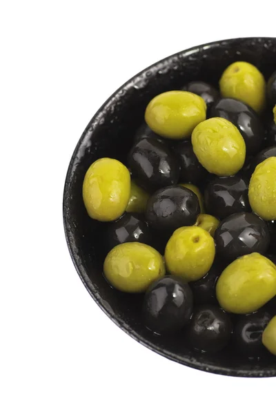 Зелені та чорні оливки в мисці ізольовані на білому — стокове фото