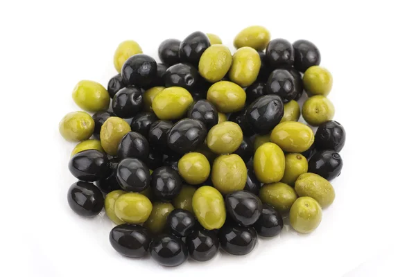 Zelené a černé olivy, izolované na bílém — Stock fotografie