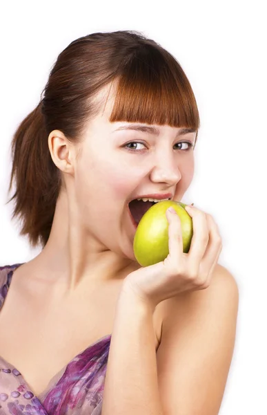 Jovem mulher feliz comendo uma maçã — Fotografia de Stock