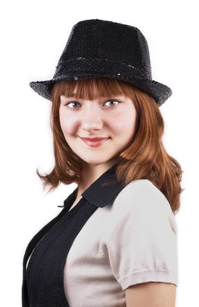 Joven sonriente bonita mujer en negro gorra aislado — Foto de Stock