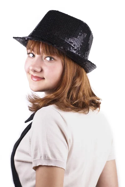 Молодая улыбающаяся красивая женщина в черной шапке изолирована — стоковое фото
