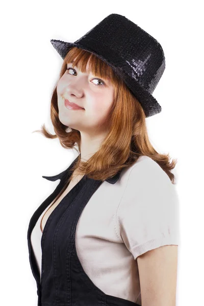 Mladá usměvavá hezká žena v černou čepici, samostatný — Stock fotografie